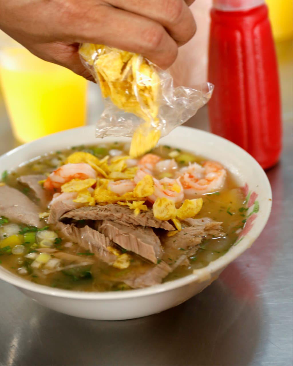“El Rey del Encebollado” impulsa la gastronomía porteña y fortalece los emprendimientos en las fiestas por los 491 años de Guayaquil
